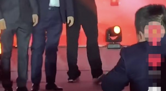 成龙罕见跑小商演捞金,舞台设施简陋落魄,现场毫无秩序乱成一团