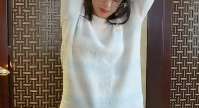 37岁黄圣依疑怀三胎,身材干瘦四肢纤细,唯独小腹圆润赘肉明显