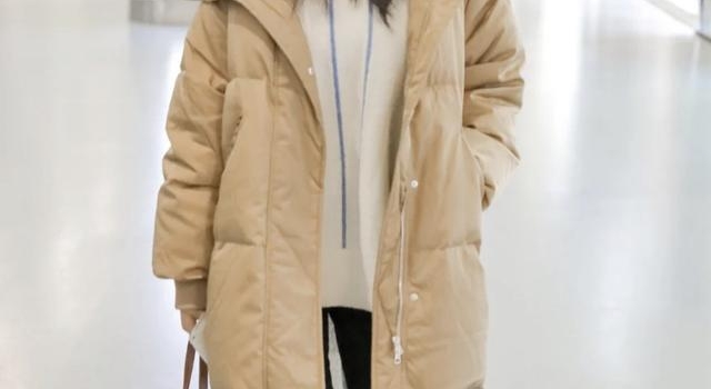 白鹿为啥女粉多?穿羽绒服还“踹手”,怕冷体质太真实,难怪吸粉