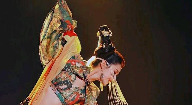 一舞成名的哈尼克孜,亮相金鸡奖闭幕式,身穿蓬蓬裙仿若外逃公主