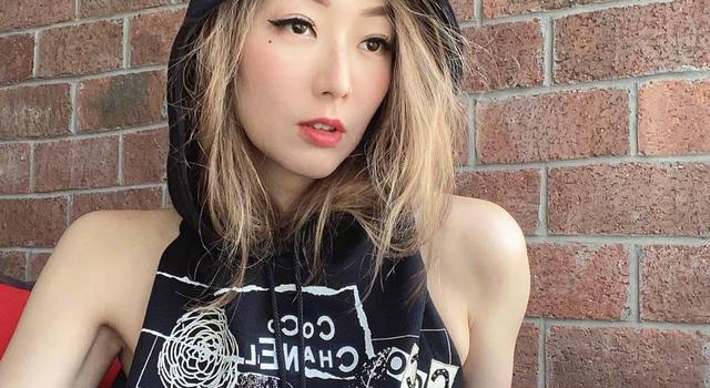 郑秀文又晒美照,穿黑色无袖帽衫时尚感十足,凌乱金发超有诱惑力