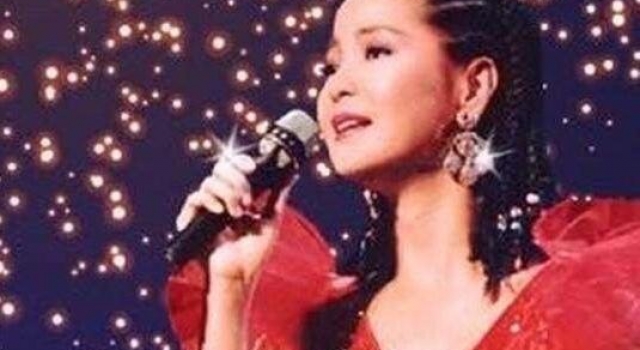 三十五年前邓丽君就扎起了脏辫,想要撒野,还是要跟她学