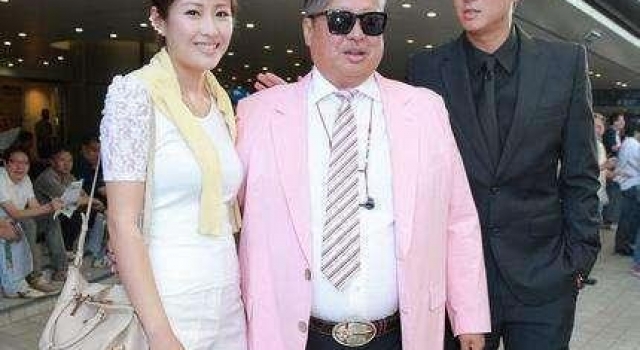 洪金宝36岁女儿至今未嫁,看到照片后,网友:还缺女婿吗?
