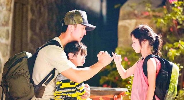吴尊久违晒子女,女儿绿衣粉裤穿搭清新,儿子眉眼和爸爸越来越像