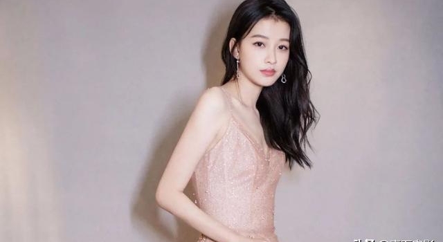 白敬亭主演新剧压2年才播出,手下出场像黑帮,让人尬到抓耳挠腮