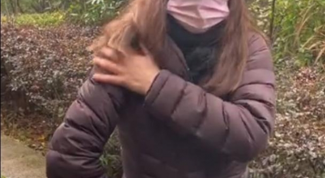 TVB视后邓萃雯晒照,穿袄遭嘲像大妈,54岁还单身称不恨江华