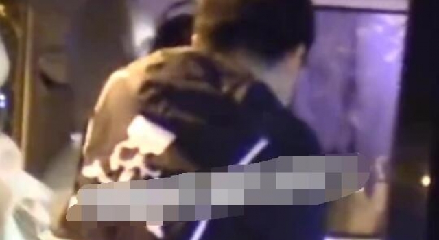 阚清子被曝恋情后,前任纪凌尘晒帅照,表情微微一笑耐人寻味