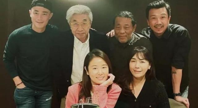 林心如又秀恩爱了,手上钻戒十分抢眼,明星夫妻间果然真假难辨