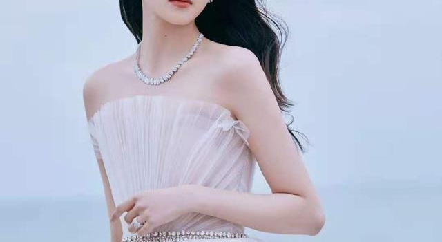 绝了!曝关晓彤借某导演搭线想投靠赵丽颖,但赵丽颖不想帮她