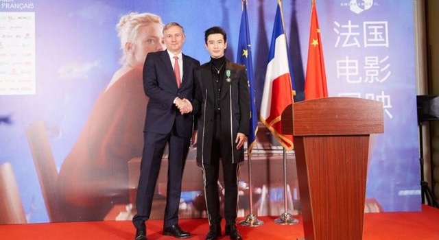 黄晓明荣获法国文学艺术骑士勋章
