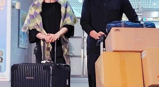 焦恩俊50岁妻子罕晒男子合照,捧脸甜蜜对视,结婚5年断联2年