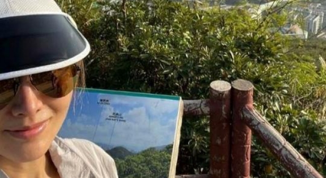 50岁李嘉欣晒素颜照,皮肤细嫩光滑气色好,爬山健身活力满满