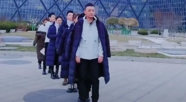 央视主持人冷风中走秀,朱迅镜头被剪仅剩1秒,直言要向康辉告状