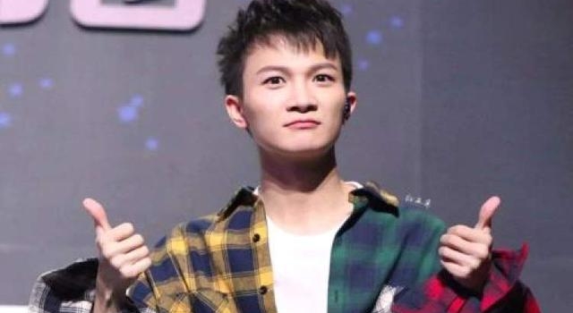 手比脑子快,歌手周深因为这件事上了热搜……
