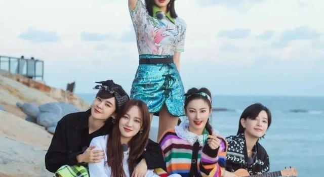尴尬了!徐峥走后,成团后的“姐姐”迎来开播后最好一期