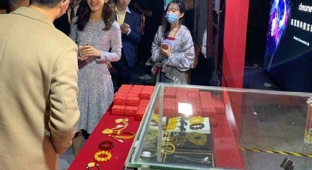 章泽天路人照曝光,笑容甜美依然像少女,已成功打入名媛圈