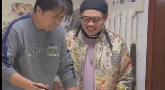 毕福剑近照老且沧桑,头发稀疏脸肿如盘,大秀书法心情好