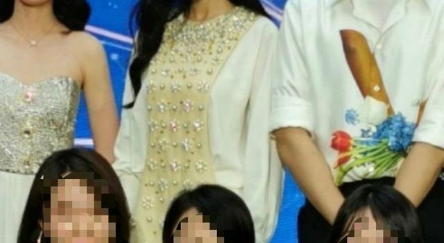 杨幂宋祖儿生图流出,两代女神同台比美,旁边的寸头李现有少年感