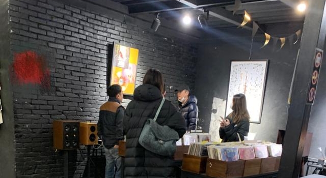 一家三口见面!李亚鹏带新女友见李嫣,女儿玩手机与准后妈零交流