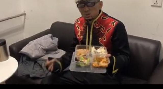 农民歌手阿宝重返央视,胡子拉碴不修边幅,大口吃盒饭略显心酸