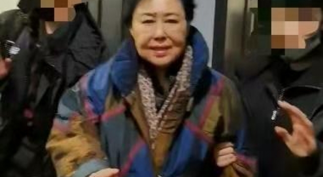 70岁斯琴高娃两颊凹陷,腿脚不便动作迟缓,受邀出席太敬业