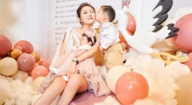 安以轩女儿满月宴 向佐郭碧婷一家出席送祝福