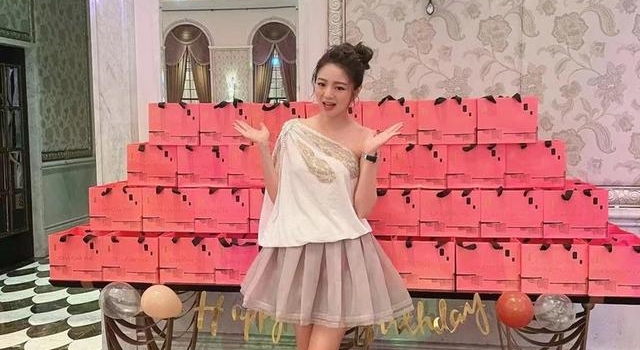 安以轩开趴庆祝封肚,为女办豪奢双满月宴,众星齐聚伴手礼48万