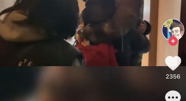 钟镇涛与妻女分离4个月团聚,父女三人哭成一团,娇妻却在旁搬箱