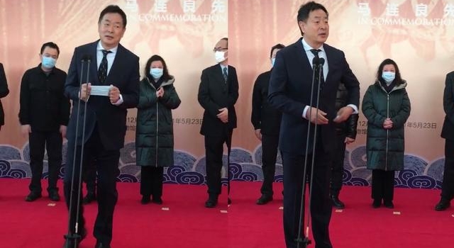 67岁濮存昕仪态遭群嘲,手插裤兜致辞被批不尊重,发言太接地气