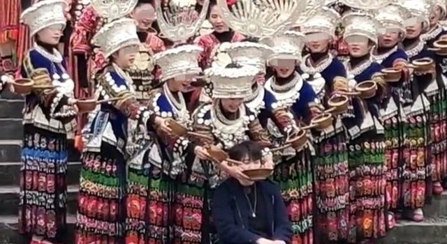 男星录节目被姑娘围着敬酒,表情羞涩,被调侃是误入女儿国了