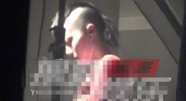 窦靖童两鬓剃光留莫西干头,酷似男孩,网友直呼欣赏不来