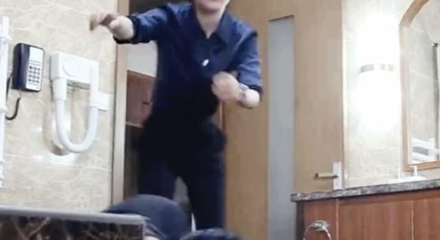 34岁杨幂职业装照曝光,禁欲系衬衫领口微露,傲人曲线一览无遗