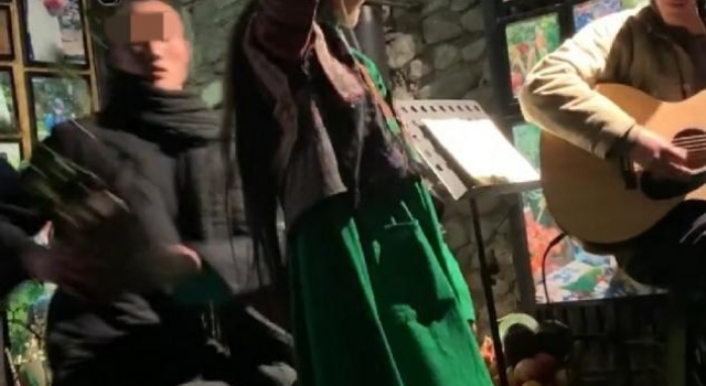 62岁杨丽萍劲舞!扭动身姿把男伴撩害羞,为长指甲每年花20万