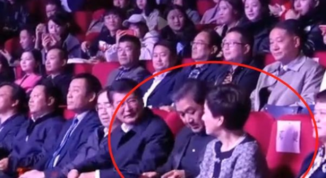 张国立邓婕罕同框,看向对方眼神充满爱意,二婚未育却恩爱胜新婚