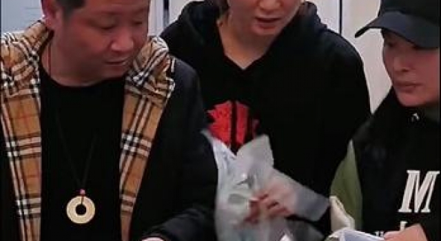 三德子被偶遇满面红光,打包了两大袋剩菜,旁边老婆比他高一个头