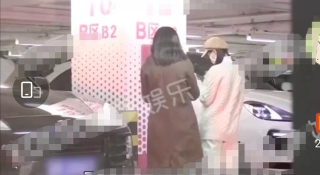 任嘉伦携老婆逛商场,甜蜜聊天罕见同框,聂欢气质颜值佳
