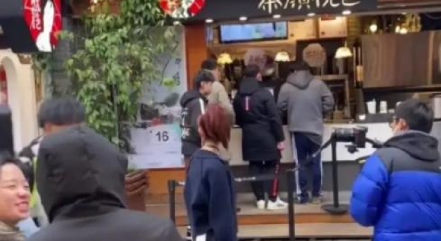 陈妍希零下气温光腿出街!路人镜头暴露身材短板,含胸驼背体态差