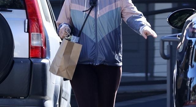 水果姐产女后穿运动装出街 双腿粗壮身材暂未恢复