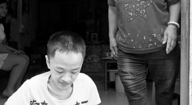 6旬侏儒母亲靠每月600元补助拉扯两脆骨病儿子