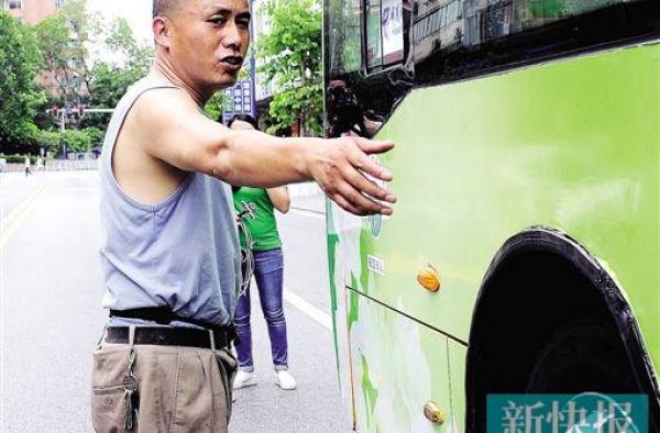 惊险：7旬阿婆被卷入公交车底 40多人抬车营救