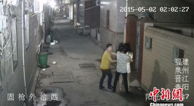 晋江两逗比酒后找乐子 拿着烤串签当刀抢劫独行女