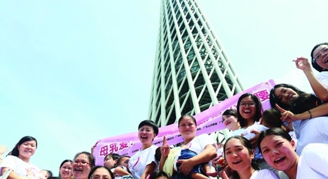 38位辣妈在“世界母乳喂养周”当众掀衣喂母乳