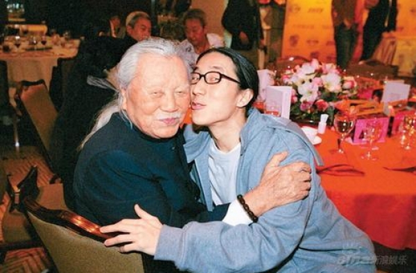 成龙父亲房道龙传奇一生 成龙父亲曾任军统特务母亲曾贩毒