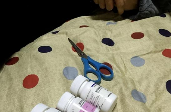 吓死宝宝了!19岁少年染艾滋病 烧红剪刀自行手术