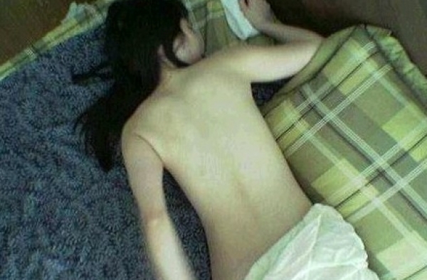 女子醉酒错上邻居小王床脱衣大睡 小王不敢侵犯