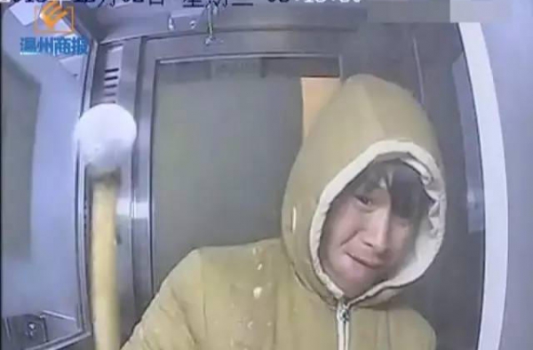 暴力自拍:温州男子凌晨铁锤猛击ATM机 戏码十足似影帝