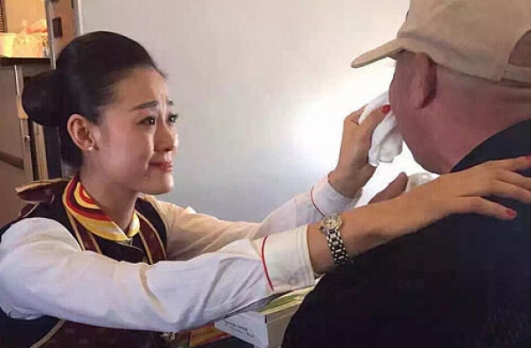 海南最美空姐：河南老翁飞机上无法进食 空姐跪地喂饭