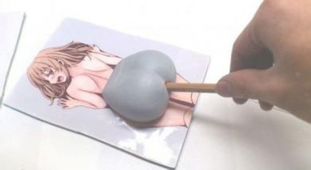 小学生因讨厌同学用笔尖扎其屁股 父母离世致多动症?
