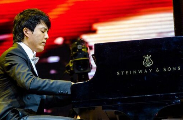 李云迪新年音乐会开幕 疑似与王力宏激情照曝光