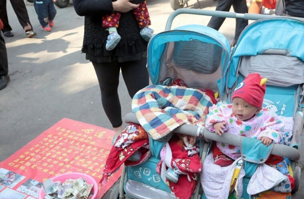 《印象》第249期:夫妇已育二女想要男孩却生4胞胎 无力抚养带娃乞讨